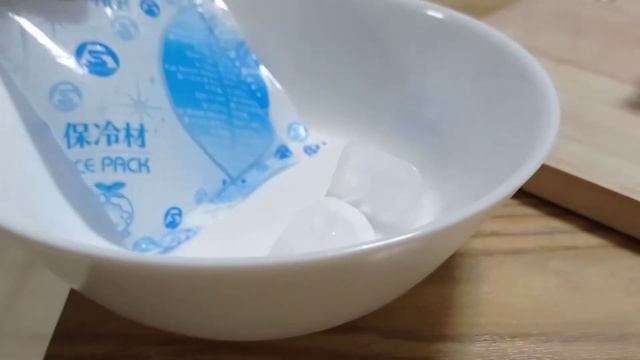 Stubborn ants don't want to move till they meet ice cubes Av2