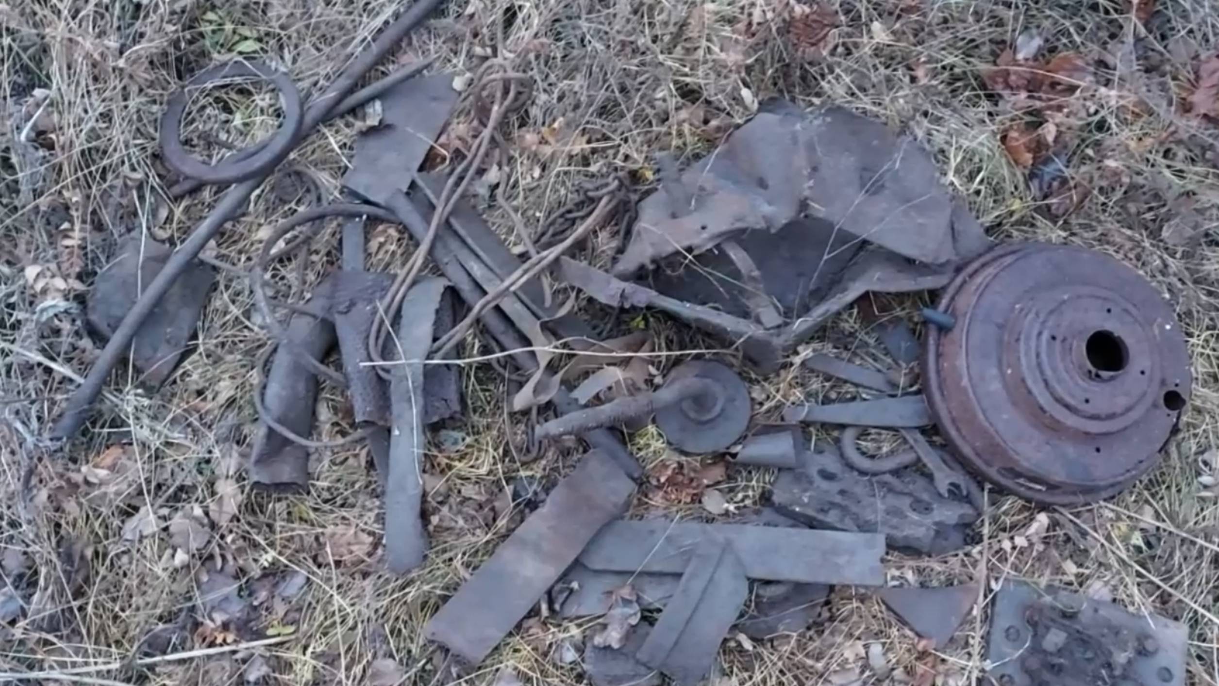 Поиск с металлоискателем в окрестностях консервного завода. Показываю, что удалось найти