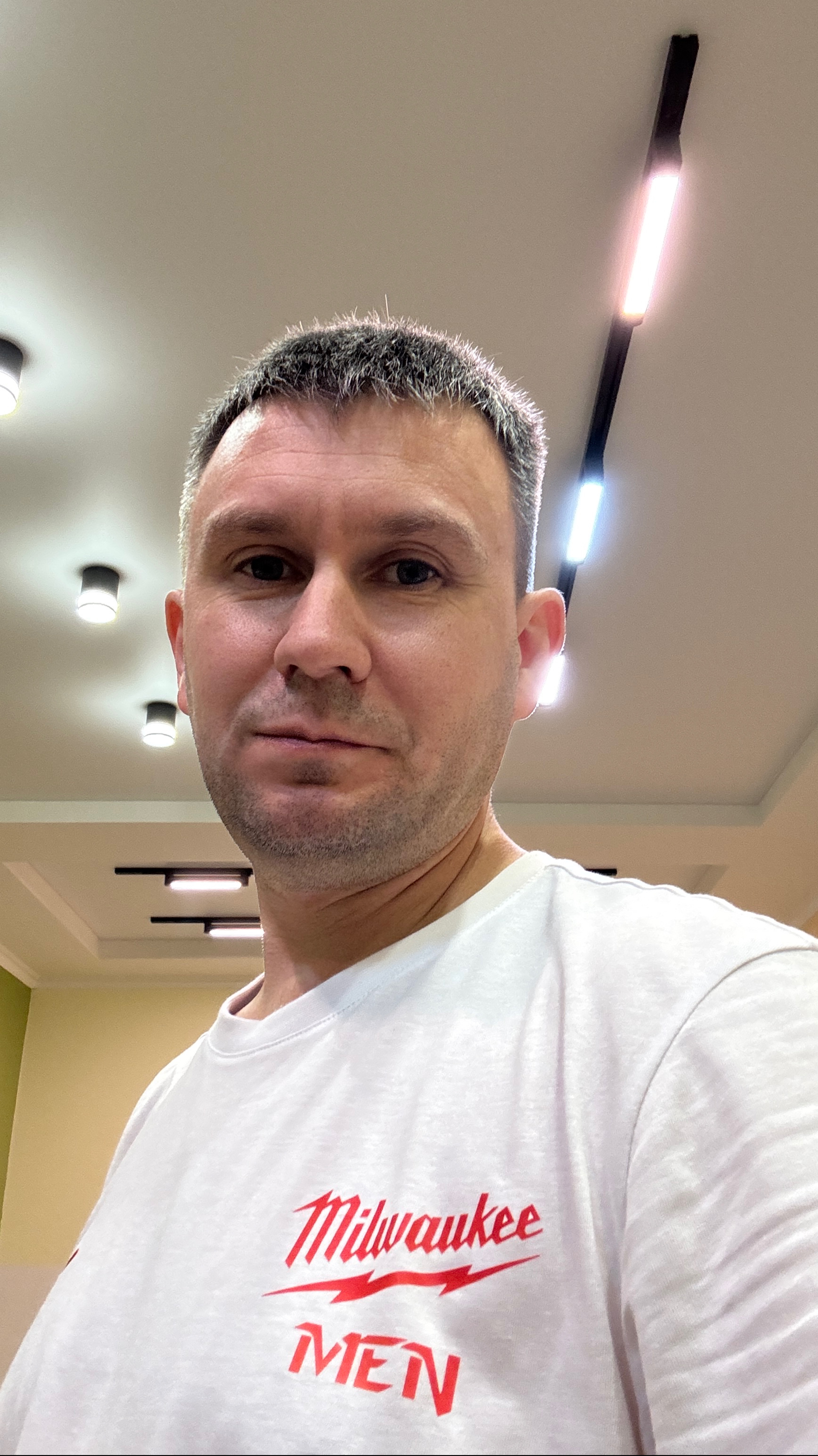 Монтаж натяжного потолка. Накладные треки и накладные светильники.