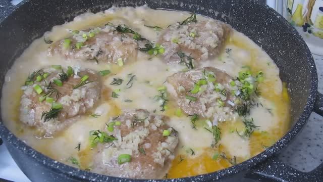 Самое вкусное второе блюдо, курица во вкуснейшем соусе. Соус к гарниру и другого не надо.