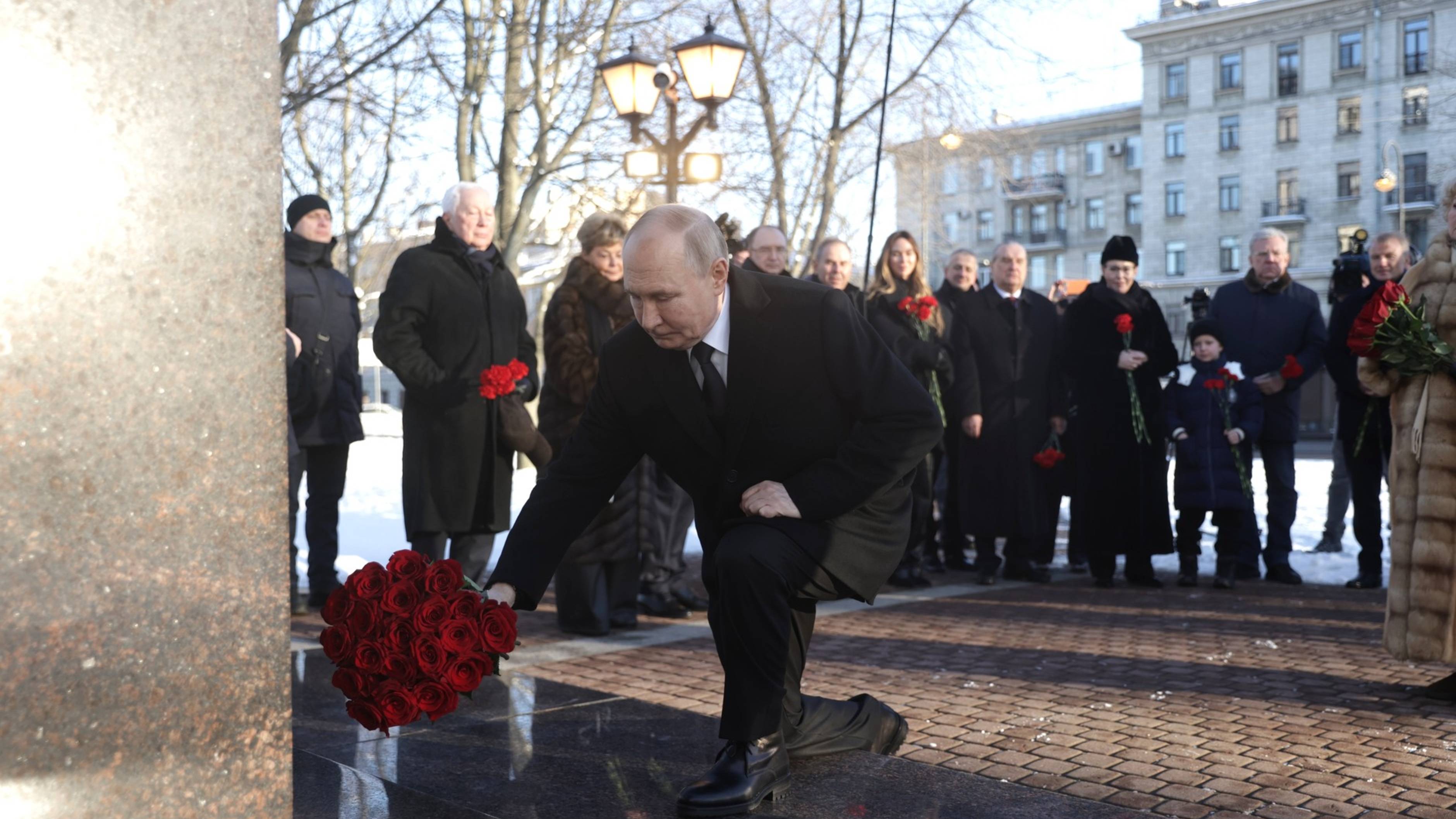 Путин возложил цветы к памятнику Собчака в Санкт-Петербурге