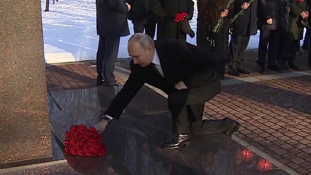 Владимир Путин возложил цветы к памятнику первому мэру Санкт-Петербурга Анатолию Собчаку