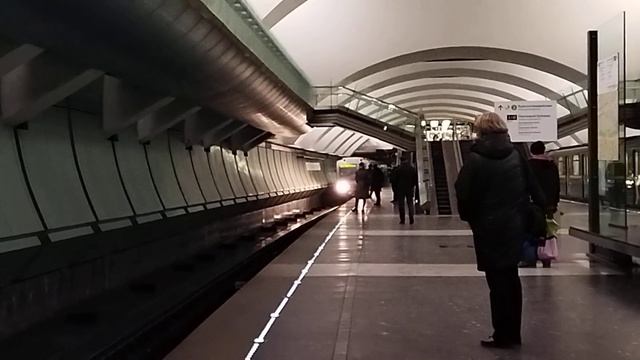 Номерной "Шестёрка" прибывает на станцию Зябликово