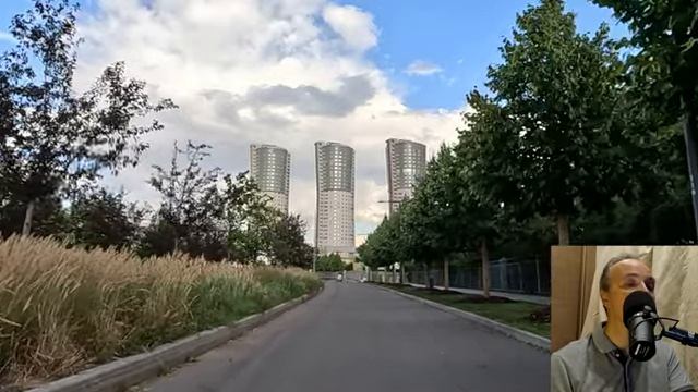 Спеша в больницу, тракторист увидел на обочине бродяжку со старым комодом, а подобрав к нему ключ…