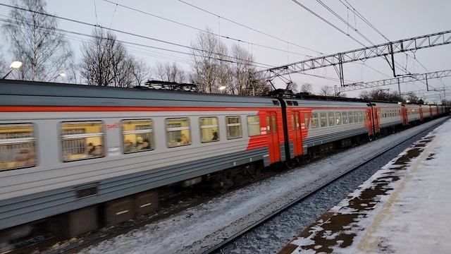Электровоз ЭП2К-215 с Пассажирским поездом и Электропоезд ЭТ2М-084 До станции Санкт-ПетербургКолпино