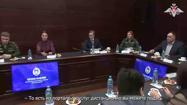 Анна Цивилева вручила ключи от квартир военнослужащим в Подмосковье