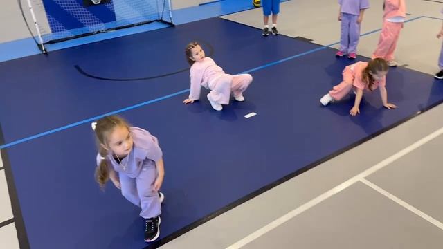 Младшая танцевальная группа !
Русская школа АбуДаби! Хип-хоп