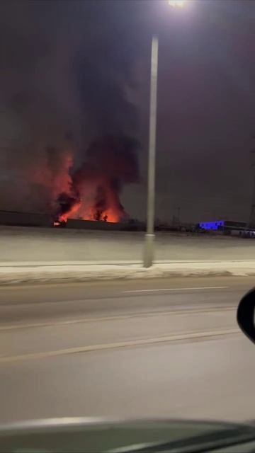 🔥Ангар с продуктами загорелся в поселке в Новой Москве🔥