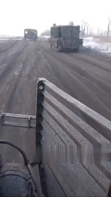 Российская БМП-2 с огромной десантной будкой поверх крыши корпуса и системой РЭБ. Из-за неудобс...