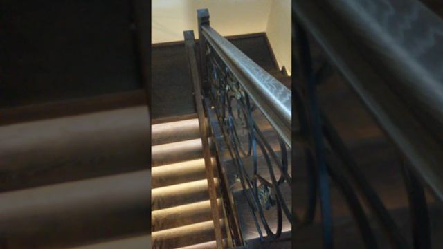 Лестница из ясеня с подсветкой и ковкой