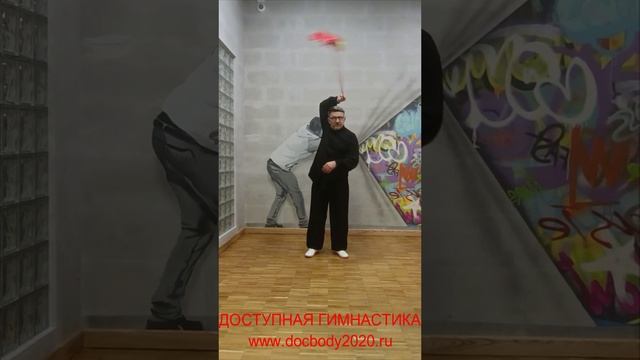 Упражнения с мячами для фитнеса на верёвке в студии (16)