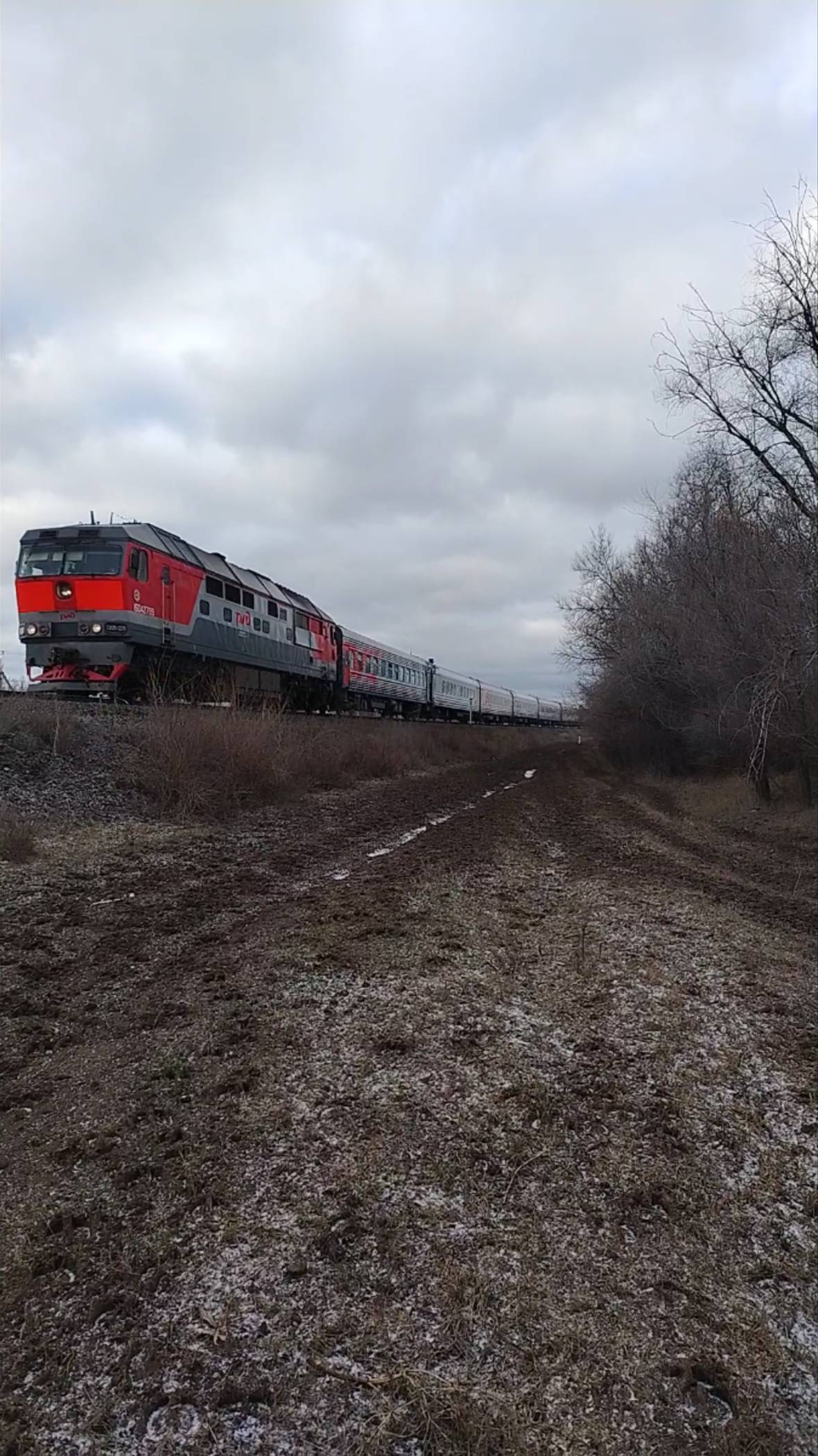 "НА ВЗЛЕТ"Тепловоз ТЭП70 С пассажирским поездом Москва-Волгоград следует по перегону Арчеда-Калинино