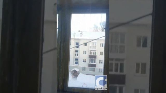 Подтекающая люстра стала причиной беспокойства южносахалинки
