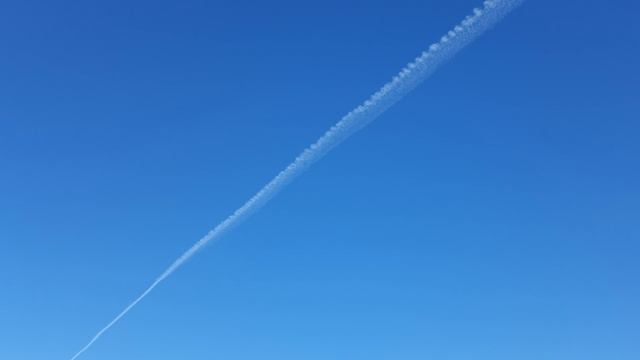 След от пролетевшего самолёта