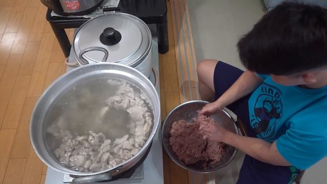 Sumo Senpai! How Young Sumo Wrestlers Cook Their Own Food