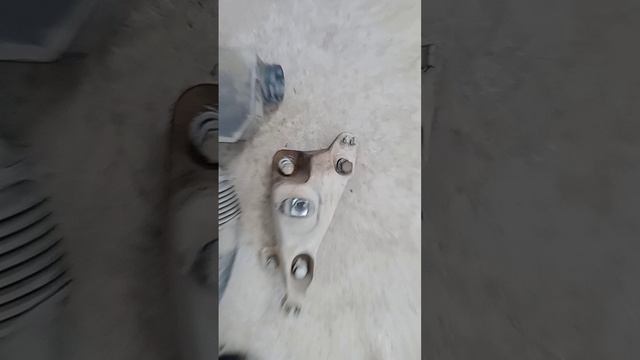 как отсоединить штуцер гидравлической трубки выжимного подшипника на renault duster