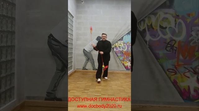 Упражнения с мячами для фитнеса на верёвке в студии (5)