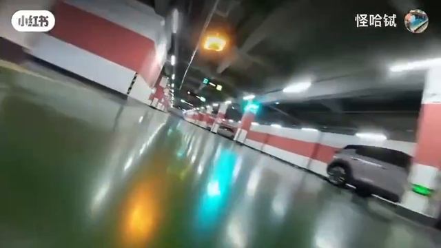 Гонки дронов в Китае на парковке.