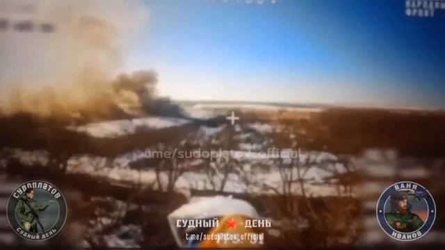 Оператор российского FPV-расчёта залетел в ангар, а там два БТР-4Е и танк Т-72Б. Сгорело всё дотла.