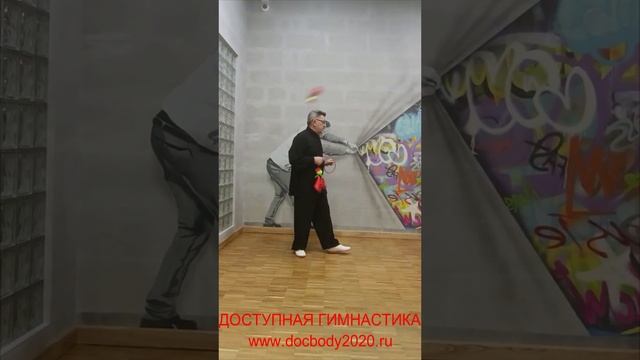 Упражнения с мячами для фитнеса на верёвке в студии (2)