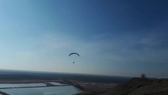 Полёт Парапланериста в ясном небе 🪂🏞️👍