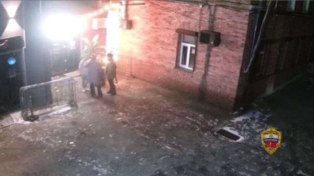 ‼️В баре на Мясницкой посетитель повздорил с сотрудником, и оба решили выйти поговорить на улицу‼️