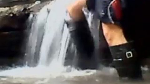 Купание в мини водопаде 1