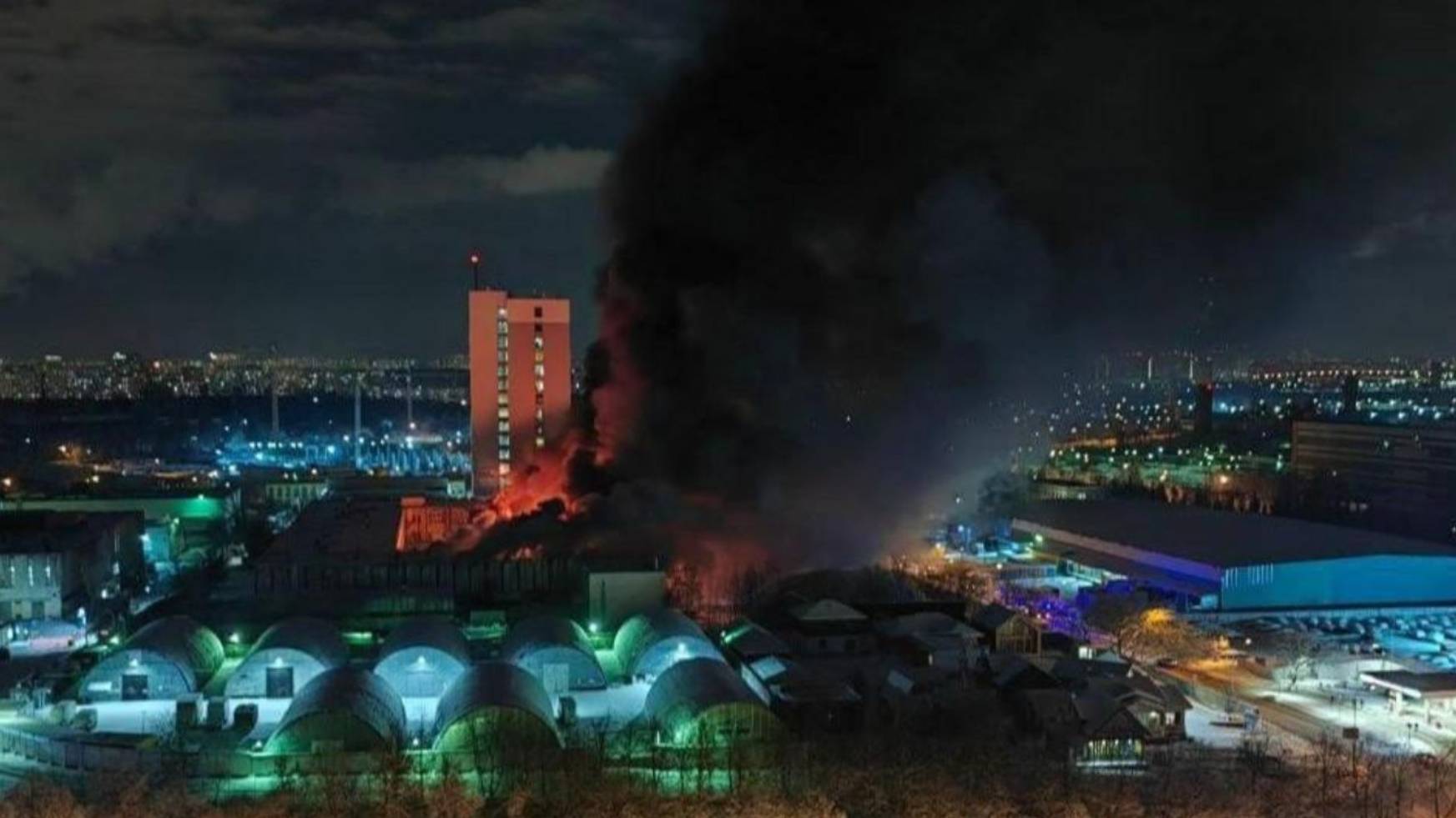 Огонь тушили с помощью вертолета. Пожар на юге Москвы локализован