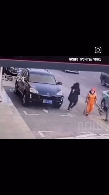 В Китае баба выбросила щенка со сломанной лапой и скрылась, собака ползла за ней еще 1 километр,пока