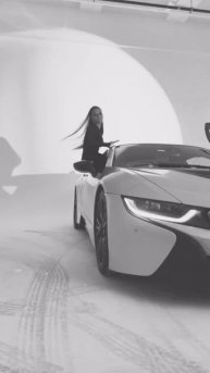 Гимнастка Александра Солдатова показала, как надо садиться в спорткар