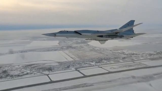 Красавец Ту-22М3 со сверхзвуковой Х-22 под крылом.