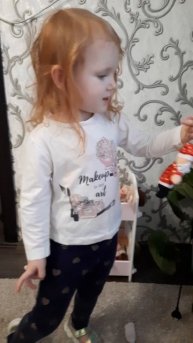 Даша играет