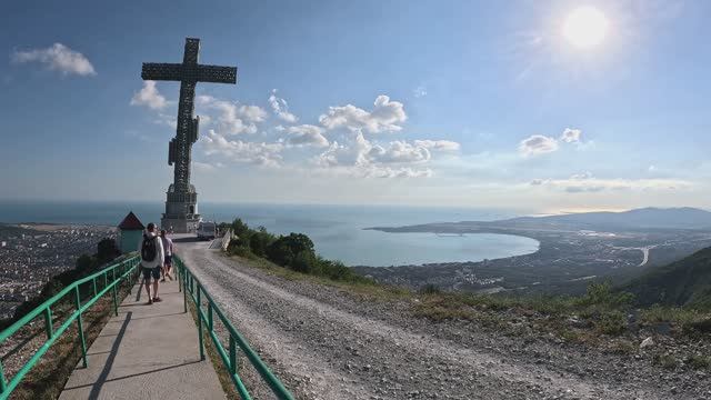 Поклонный крест в Геленджике. Величественный страж города.