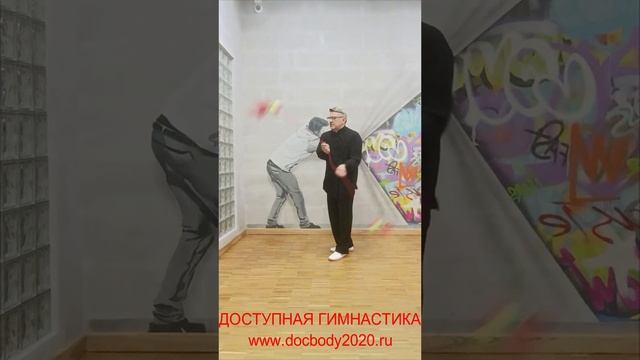 Упражнения с мячами для фитнеса на верёвке в студии (11)