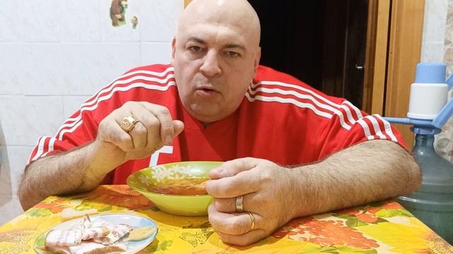 Мукбанг. Борщ, селёдковый салат, грудинка домашняя и сок. О Мадояне и освобождении Ростова.