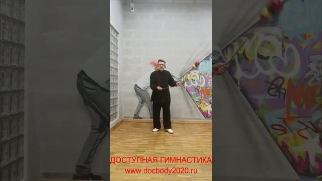 Упражнения с мячами для фитнеса на верёвке в студии (12)