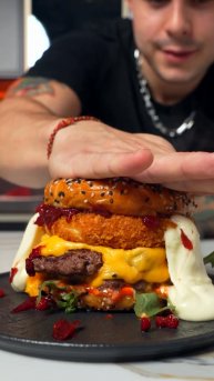 Бургер с камамбером и брусничным соусом 😳🍔
Рецепт в описании 👌🏼