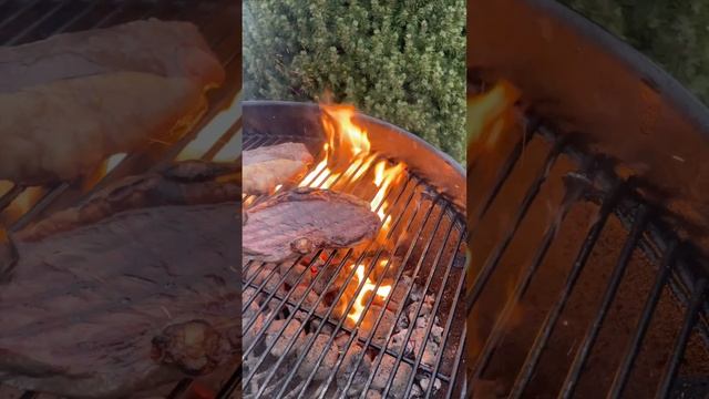 СТЕЙК на угольном гриле 🔥#мясо #стейк #гриль