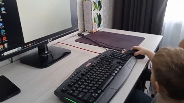 Занял папино место.