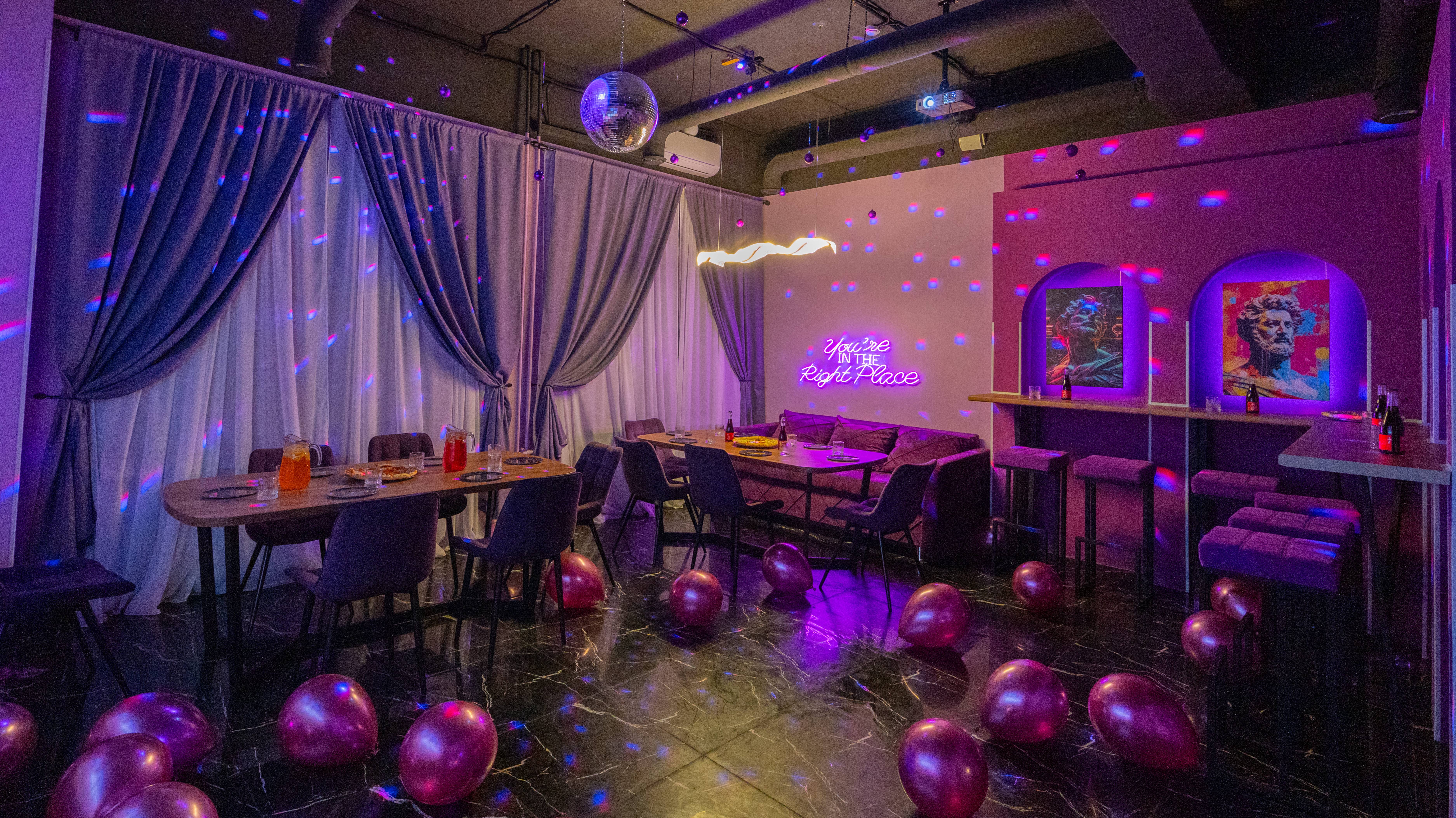 Лофт-зал с диско-шаром: обзор интерьера и дизайна