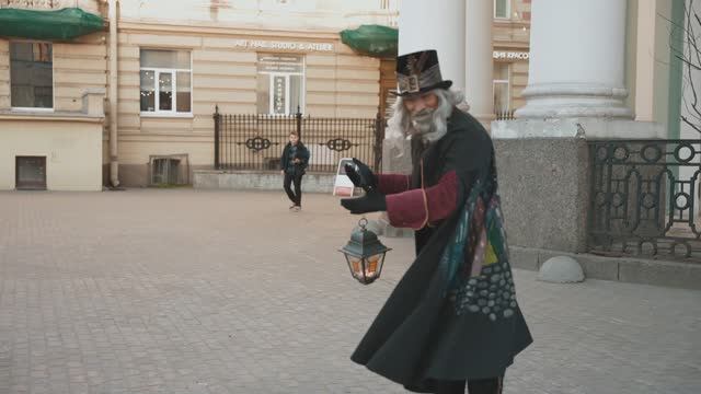 Весь мир театр, а люди в нём в наушниках.