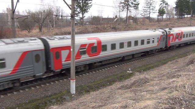 Электровоз ЧС7-140 со скорым поездом.