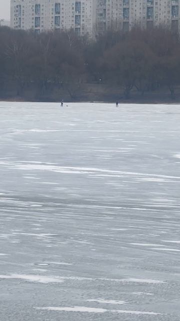 На коньках среди рыбаков 🎣😀