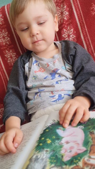 МАРТИН ЧИТАЕТ КНИЖКУ