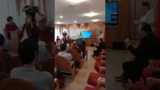 Сегодня я выступила в честь дня защитника отечества и спела я песню "Будьте солнышками на земле"!