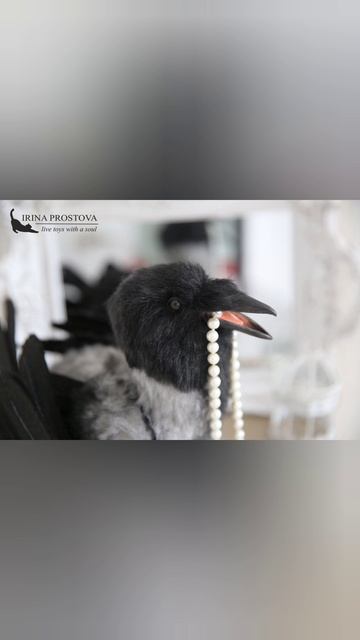 Впервые сделала открывающийся клюв вороне