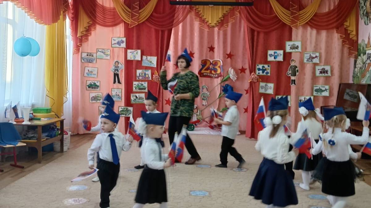 Строевое упражнение "Мы шагаем как солдаты" младшая группа