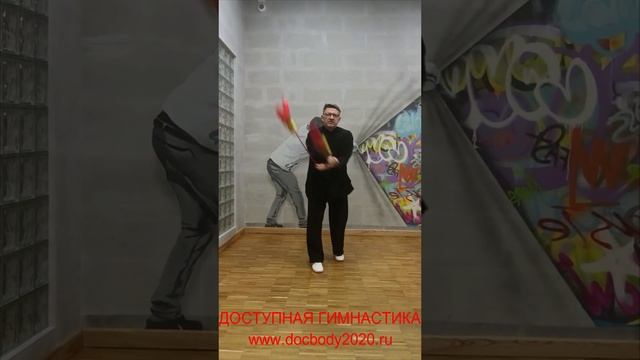 Упражнения с мячами для фитнеса на верёвке в студии (13)