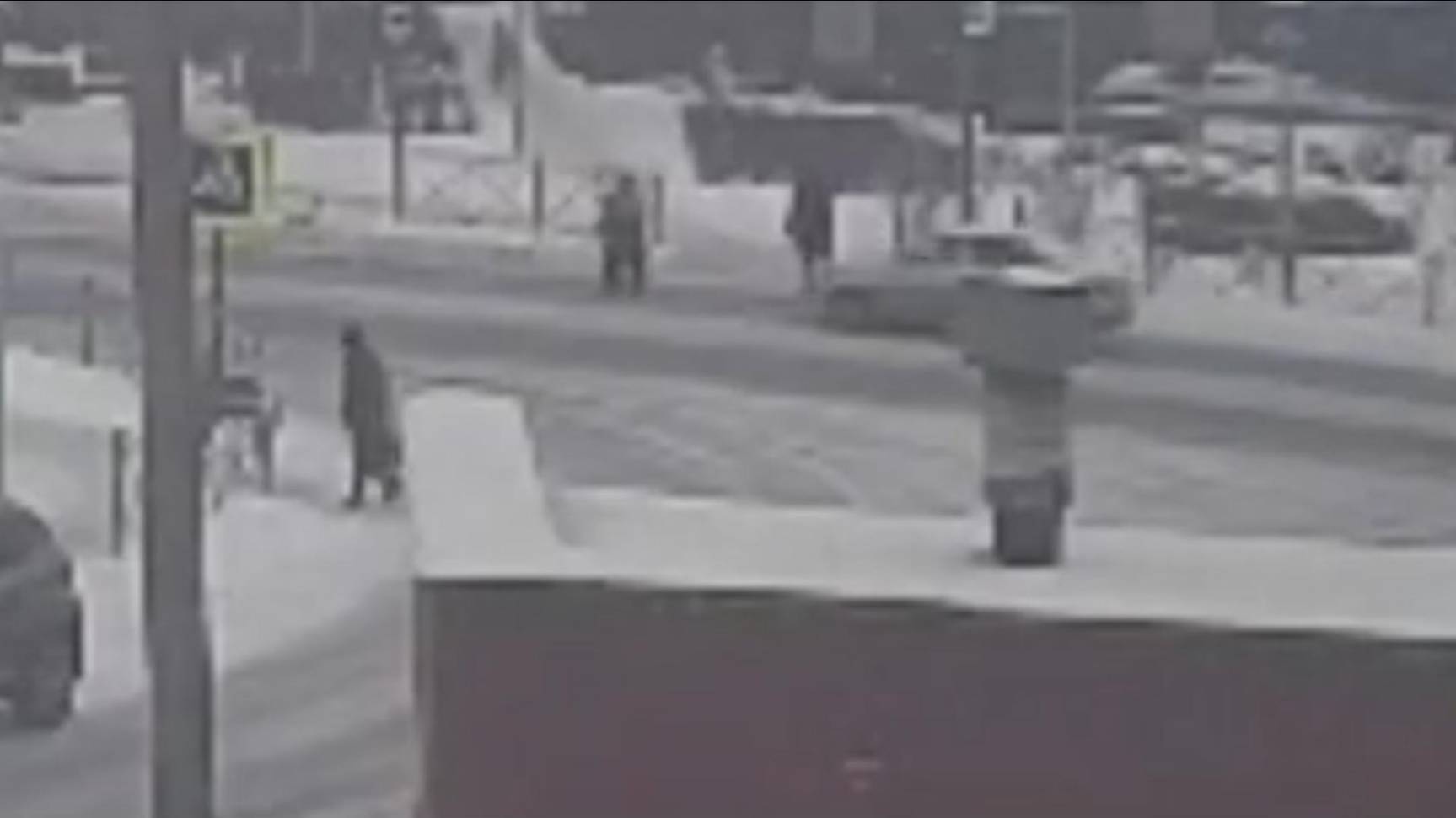 Школьницы отлетели от удара Lada Priora