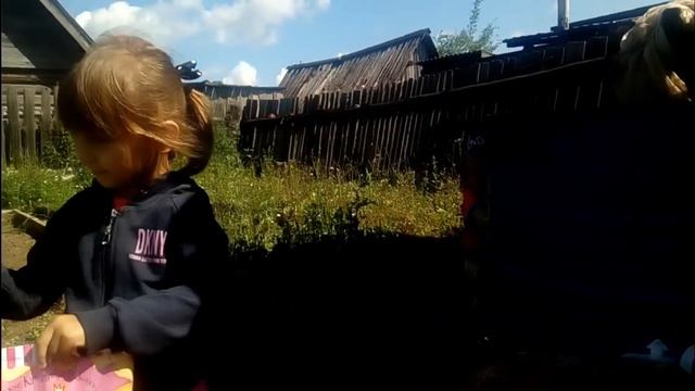 Провожаю сына Диму/Моим девочкам покупательница угостила сладостями.